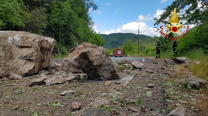 Masso si abbatte sulla strada a Guardabosone