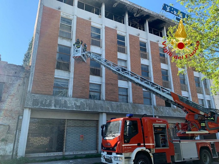 Cadono calcinacci da un palazzo a Vercelli