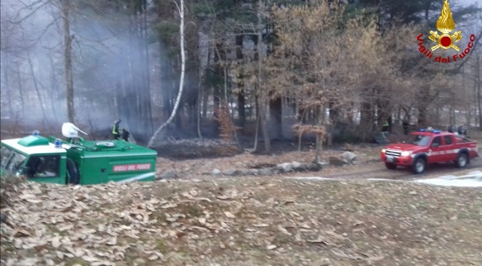 Bosco in fiamme a Scopa in Valsesia