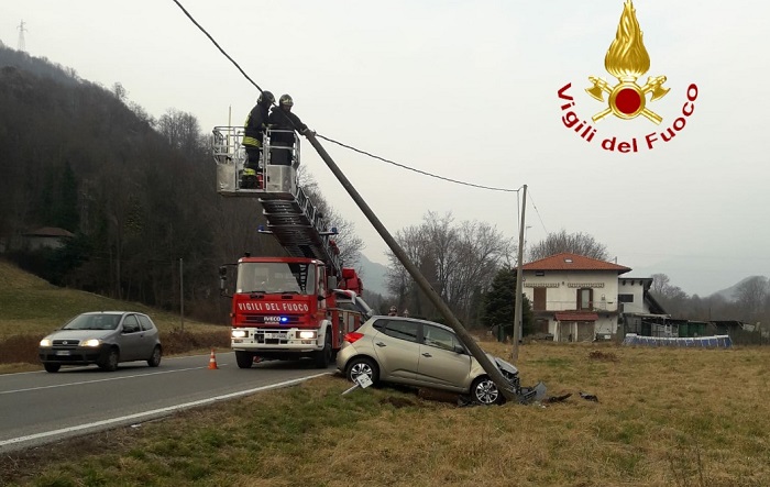 Esce di strada e abbatte un palo a Borgosesia