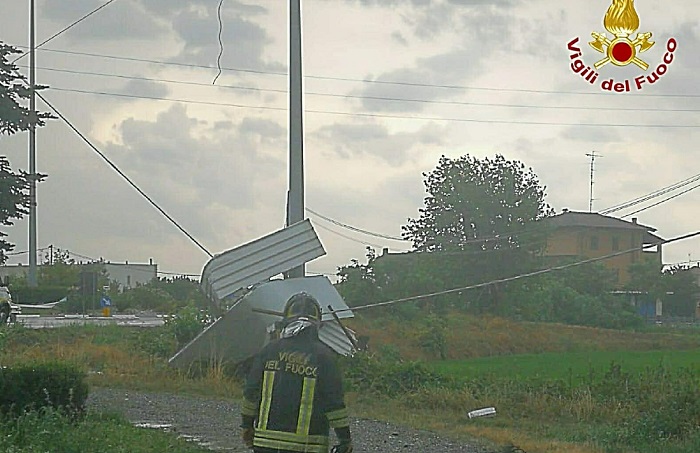 I vigili del fuoco lottano con le raffiche di vento