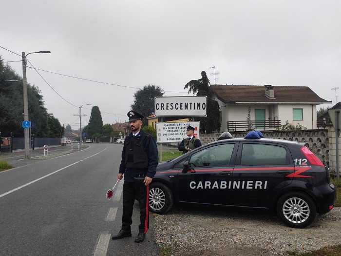 Distrugge le auto parcheggiate e poi scappa