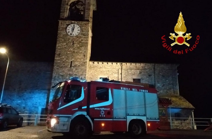 A fuoco la canna fumaria di una casa a Varallo