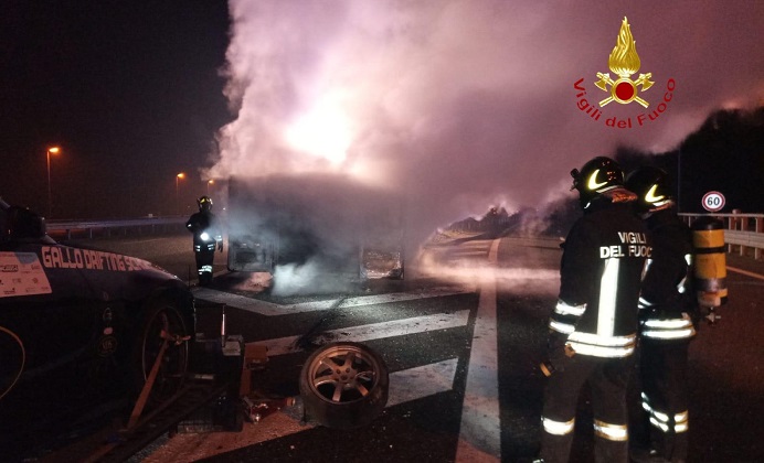 Furgone avvolto dalle fiamme in autostrada
