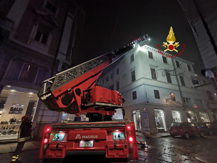 Tegole pericolanti da un palazzo di Vercelli