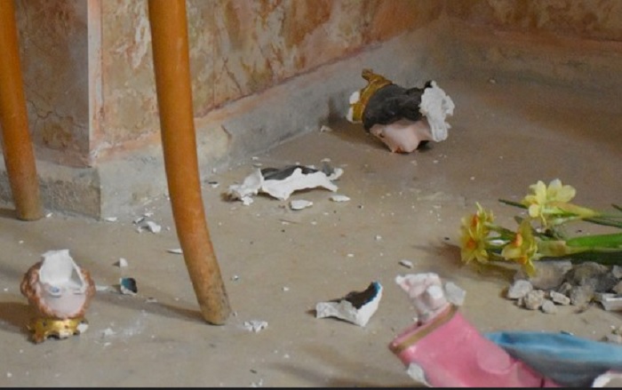 Profanata una chiesa a Gattinara: altare e fuoco e statue distrutte