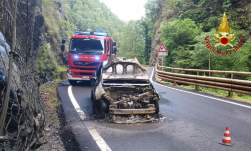 varallo auto a fuoco