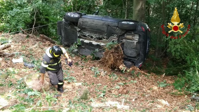Coppia si ribalta con l'auto mentre sale a Mera