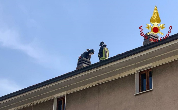 Rischia di andare a fuoco un tetto a Borgo d'Ale
