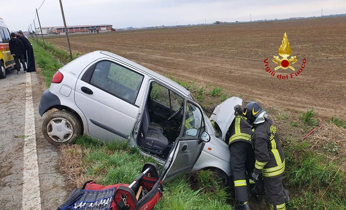 Auto finisce fuori strada a Bianzè
