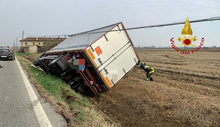 Camion esce di strada e abbatte i pali della luce