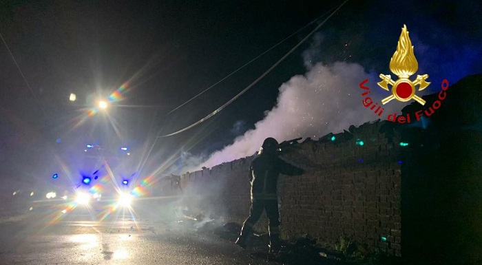 Legnaia va a fuoco nella notte a Livorno Ferraris