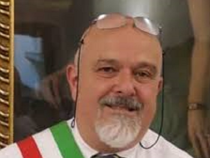 Sindaco indagato a Cigliano si autospende da Fratelli d'Italia