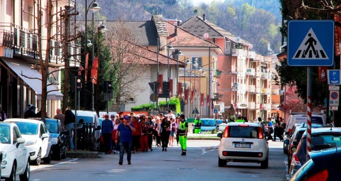 A Quarona una camminata per le vie con una mimosa