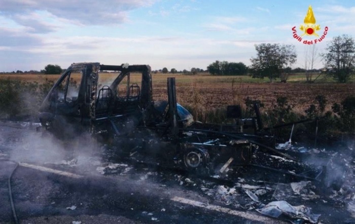 Camper a fuoco a Cigliano, veicolo distrutto